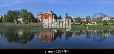 Vue panoramique sur Uzhgorod. Rivière UZH en premier plan. Ancienne synagogue, et maintenant - l'Orchestre philharmonique, au centre de la composition. Banque D'Images