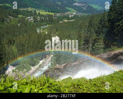 Rainbow au-dessus des chutes de Krimml (Krimmler Wasserfälle) dans le parc national du Haut Tauern, Autriche Banque D'Images