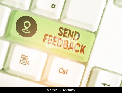 Rédaction conceptuelle de la main montrant Envoyer un feedback. Concept signification information ou déclarations d'opinion sur quelque chose Banque D'Images