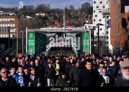 Vue sur les fans qui descendent Wmebley Way avant la finale de la coupe Carabao au stade Wembley, Londres. Banque D'Images