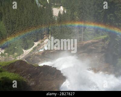 Rainbow au-dessus des chutes de Krimml (Krimmler Wasserfälle) dans le parc national du Haut Tauern, Autriche Banque D'Images