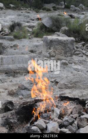 Les feux éternels de Chimera à Lycia où se déroule le mythe des Chimères, le Mont Chimera, Yanartash, Turquie Banque D'Images