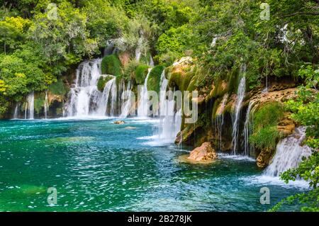 Magnifiques Chutes De Krka Dans Le Parc National De Krka, Croatie. Skradinski buk est la plus longue cascade de la rivière Krka avec eau turquoise claire et den Banque D'Images