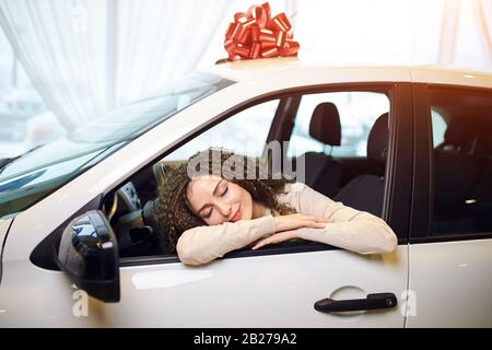 Jolie femme dormant en voiture.J'ai fait le choix de bst. Gros plan photo. Meilleur ami concept d'amitié. L'amour à première vue Banque D'Images