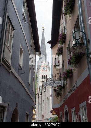 Rue dans le centre ville de Hallstatt, Haute-Autriche, Autriche Banque D'Images