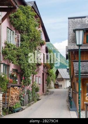 Rue dans le centre ville de Hallstatt, Haute-Autriche, Autriche Banque D'Images