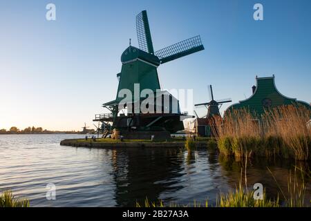 Amsterdam, PAYS-BAS - 10 JANVIER 2017 : moulins à vent néerlandais à Zaandam avec ciel ensoleillé en soirée. Banque D'Images