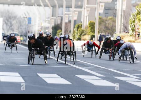 Tokyo, Japon. 1 mars 2020. Les athlètes en fauteuil roulant d'élite se disputeront le marathon de Tokyo 2020. Cette année, seuls les coureurs d'élite et les athlètes en fauteuil roulant d'élite ont participé à l'événement annuel en raison du nouveau coronavirus (COVID-19) qui s'est répandu au Japon. Crédit: Rodrigo Reyes Marin/Zuma Wire/Alay Live News Banque D'Images