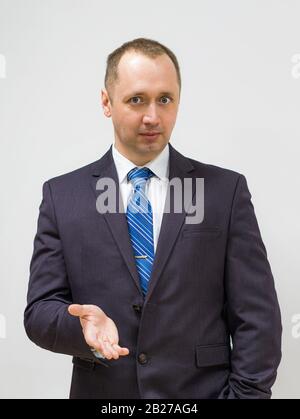 portrait d'un homme d'affaires confiant, déterminé et réussi a weared en costume gris et cravate à col bleu Banque D'Images