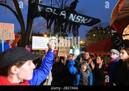 *** STRICTEMENT AUCUNE VENTE AUX MÉDIAS OU AUX ÉDITEURS FRANÇAIS - DROITS RÉSERVÉS ***28 février 2020 - Paris, France: Les féministes françaises protestent contre la nomination du film de Roman Polanski "Un officier et un espion" pour la cérémonie de remise des prix Cesar, qui est souvent décrite comme les Oscars français. La manifestation a eu lieu près de la salle Pleyel, où la cérémonie de César était en cours. Le cinéaste de 87 ans est au milieu d'une controverse après de nouvelles accusations de viols ont vu le jour à la fin de 2019. Manifestation féministe a proximal de la salle Pleyel, ou se deroule la cérémonie des Cesars, pour protester contre l Banque D'Images