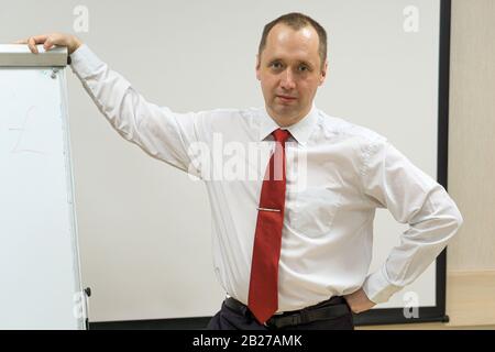 portrait d'un homme d'affaires confiant, déterminé et réussi a weed en chemise blanche et cravate à col rouge Banque D'Images
