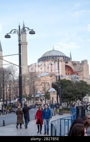 Istanbul / Turquie - 01/19/2019: Les gens marchent sur la place Sultanahmet. Hagia Sophia (Ayasofya) peut être vu en arrière-plan. Istanbul, Turquie. Banque D'Images