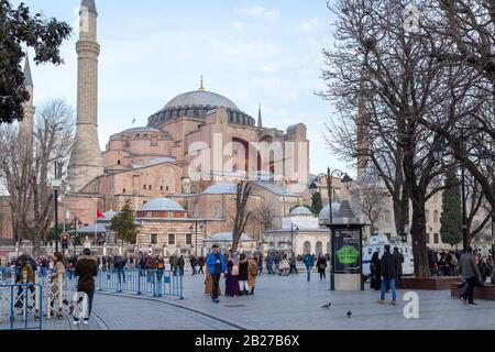 Istanbul / Turquie - 01/19/2019: Les gens marchent sur la place Sultanahmet. Hagia Sophia (Ayasofya) peut être vu en arrière-plan. Istanbul, Turquie. Banque D'Images