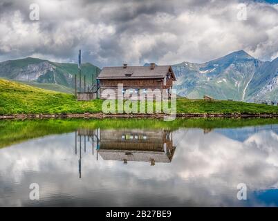 Cottage et Fuscher Lacke, un petit lac de montagne à Grossglockner High Alpine Road (Großglockner Hochalpenstraße), les Alpes, Autriche Banque D'Images