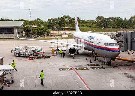 Les compagnies aériennes malaisiennes Boeing 737-800 sont réapprovisionnés et ravitaillés à l'aéroport de Kuala Lumpur, en Malaisie, Banque D'Images