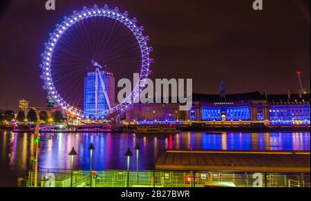 Vue imprenable sur le London Eye la nuit Londres Royaume-Uni Banque D'Images