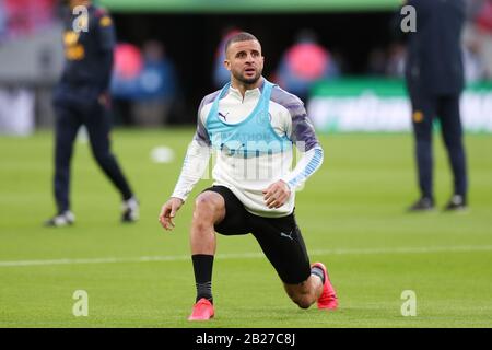 Londres, Royaume-Uni. 1 mars 2020. Kyle Walker (2) de Manchester City se réchauffe lors de la finale de la coupe Carabao entre Aston Villa et Manchester City au stade Wembley, Londres, dimanche 1 mars 2020. (Crédit: Jon Bromley | MI News) la photographie ne peut être utilisée qu'à des fins de rédaction de journaux et/ou de magazines, licence requise à des fins commerciales crédit: Mi News & Sport /Alay Live News Banque D'Images