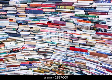 Une grande pile de livres posée horizontalement Banque D'Images