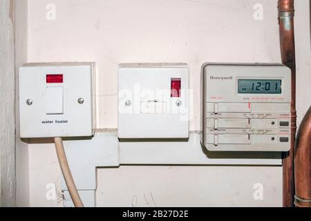 Eau chaude sanitaire et boîte à fusibles du chauffage central, interrupteur et minuteur dans une propriété résidentielle, Londres, Royaume-Uni Banque D'Images