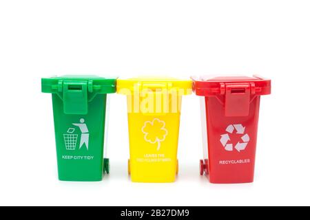 Trois bacs de recyclage colorés isolés sur fond blanc Banque D'Images