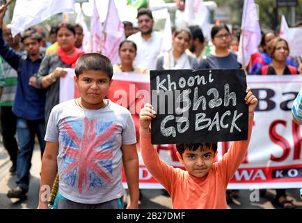 Kolkata, Inde. 01 mars 2020. Un enfant tient un placarde lors de la manifestation contre l'arrivée du ministre indien - Amit Shah à Kolkata. Crédit: Sopa Images Limited/Alay Live News Banque D'Images