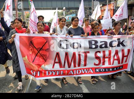 Kolkata, Inde. 01 mars 2020. Les femmes se machent tout en tenant une bannière lors de la manifestation contre l'arrivée du ministre indien - Amit Shah à Kolkata. Crédit: Sopa Images Limited/Alay Live News Banque D'Images