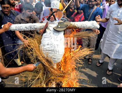 Kolkata, Inde. 01 mars 2020. Les manifestants brûlent un effigie du ministre indien - Amit Shah à Kolkata. Crédit: Sopa Images Limited/Alay Live News Banque D'Images