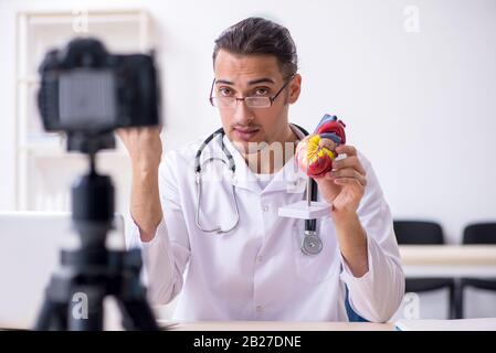 Le jeune homme médecin cardiologue de l'enregistrement vidéo pour son blog Banque D'Images