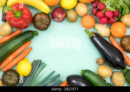 Légumes et fruits frais légumes Et fruits Frais avec espace vide au milieu pour le texte Banque D'Images