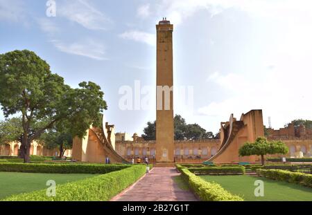 Tir long de Samrat Yantra qui a été utilisé pour déterminer la mesure précise du temps à Jaipur Jantar Mantar au Rajasthan Banque D'Images