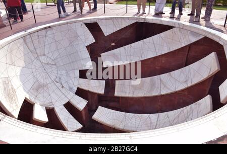 Jai Prakash Yantra à l'intérieur du célèbre Jantar mantar à Jaipur. C'est un observatoire astronomique Banque D'Images