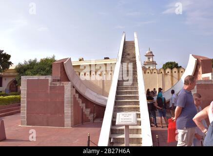 À l'intérieur du célèbre observatoire astronomique Jantar Mantar de Jaipur au Rajasthan Banque D'Images