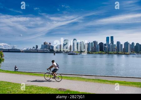 Vancouver - MAI 05 2019: Centre-ville de Vancouver, Canada.vue du centre-ville de Vancouver, du parc Stanley, homme sur son vélo en premier plan. Banque D'Images
