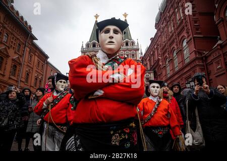 Moscou, Russie. 1 mars 2020 les Mamuthones et les Issohadores italiens participent à la parade du Carnaval lors de la célébration de Maslenitsa (semaine russe des crêpes) sur la place Manege, dans le centre de Moscou, en Russie Banque D'Images