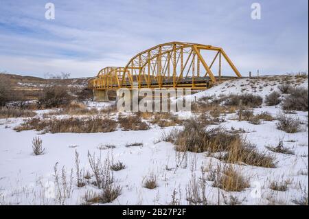 Vue hivernale de l'ancien pont de treillis d'acier traversant la rivière Red Deer à Dorothy, Alberta, Canada Banque D'Images