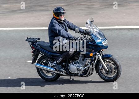 Pilote de moto Yamaha XJ 900 ; circulation automobile, transport à deux roues, véhicules modernes, motocyclettes, mouvement, déplacement, véhicule, routes, motos, motocyclistes à moteur à bord de l'autoroute M 6 Chorley, Royaume-Uni Banque D'Images