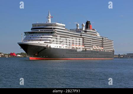 Le plus récent navire de croisière M/S Queen Elizabeth quitte la jetée de Langelinie dans le port de Copenhague pour Rostock, en Allemagne, après une visite d'une journée. Cunard QE 3 III. Banque D'Images