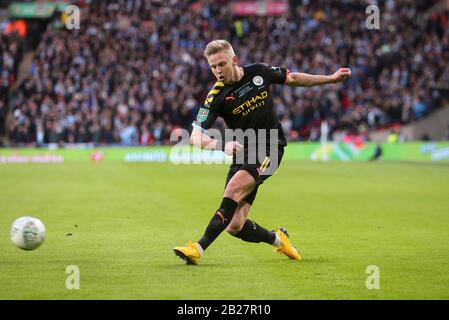 Londres, Royaume-Uni. 01 mars 2020. Oleksandr Zinchenko, de Manchester City, traverse la balle lors du match final de la coupe Carabao entre Aston Villa et Manchester City au stade Wembley le 1 mars 2020 à Londres, en Angleterre. (Photo de Paul Chesterton/phcimages.com) crédit : Images PHC/Alay Live News Banque D'Images