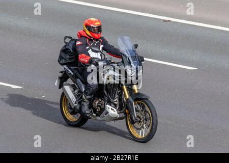 Honda Africa Twin Bike Rider ; circulation automobile, transport à deux roues, véhicules modernes, motocyclettes, véhicule, routes, motos, motocyclettes, motocyclistes à moteur sur l'autoroute   Chorley, Royaume-Uni Banque D'Images