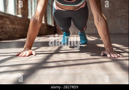 Gros plan jeune femme sportive pratique le hatha yoga planche pose un style de vie sain. Banque D'Images