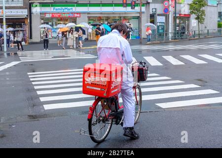 Scènes des rues pluvieuses de Tokyo, Japon en été 2019. Banque D'Images