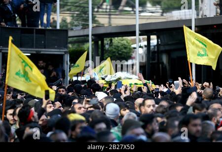 Beyrouth, Liban. 01 mars 2020. Les militants pro-iraniens du Hezbollah ont des drapeaux et des slogans tirants lors de la procession funéraire de cinq de leurs collègues tués lors d'affrontements avec l'armée turque dans la province syrienne d'Idlib. Au moins 14 combattants de la milice chiite du Hezbollah libanais, dont un iranien, tués samedi dans une attaque par des drones turcs dans la campagne d'Idlib et d'Aleppo, ont déclaré un groupe de surveillance. Crédit: Marwan Naamani/Dpa/Alay Live News Banque D'Images