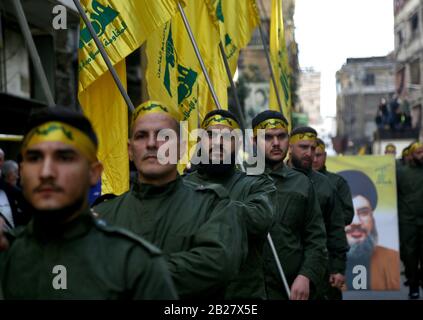 Beyrouth, Liban. 01 mars 2020. Les militants pro-iraniens du Hezbollah ont des drapeaux lors de la procession funéraire de cinq de leurs collègues tués lors d'affrontements avec l'armée turque dans la province syrienne d'Idlib. Au moins 14 combattants de la milice chiite du Hezbollah libanais, dont un iranien, tués samedi dans une attaque par des drones turcs dans la campagne d'Idlib et d'Aleppo, ont déclaré un groupe de surveillance. Crédit: Marwan Naamani/Dpa/Alay Live News Banque D'Images