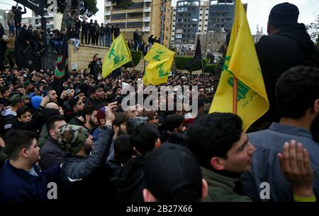 Beyrouth, Liban. 01 mars 2020. Les militants pro-iraniens du Hezbollah ont des drapeaux et des slogans tirants lors de la procession funéraire de cinq de leurs collègues tués lors d'affrontements avec l'armée turque dans la province syrienne d'Idlib. Au moins 14 combattants de la milice chiite du Hezbollah libanais, dont un iranien, tués samedi dans une attaque par des drones turcs dans la campagne d'Idlib et d'Aleppo, ont déclaré un groupe de surveillance. Crédit: Marwan Naamani/Dpa/Alay Live News Banque D'Images