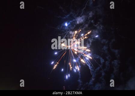 Petits feux d'artifice simples dans un ciel noir et nocturne. Petits feux d'artifice simples dans un ciel noir et nocturne. La photo montre seulement un lance-roquettes. Bac vide Banque D'Images