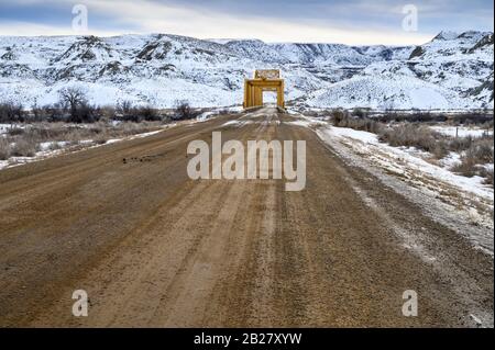 Winter view of the old steel truss bridge across the Red Deer River at Dorothy, Alberta, Canada Banque D'Images