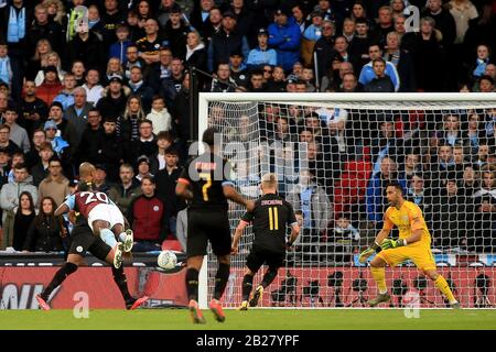 Londres, Royaume-Uni. 01 mars 2020. Mbwena Ally Samatta de Aston Villa (20) marque le premier but de son équipe. Match final de la coupe Carabao 2020, Aston Villa / Manchester City au stade Wembley à Londres le dimanche 1 mars 2020. Cette image ne peut être utilisée qu'à des fins éditoriales. Utilisation éditoriale uniquement, licence requise pour une utilisation commerciale. Aucune utilisation dans les Paris, les jeux ou une seule édition de club/ligue/joueur . pic par Steffan Bowen/Andrew Orchard sports photographie/Alay Live news crédit: Andrew Orchard sports photographie/Alay Live News Banque D'Images