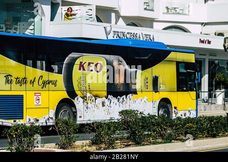 Paphos Chypre le 29 février 2020 vue d'un bus public traditionnel roulant dans les rues de Paphos dans l'après-midi Banque D'Images