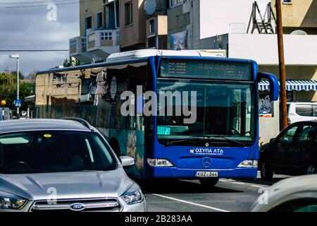 Paphos Chypre le 29 février 2020 vue d'un bus public traditionnel roulant dans les rues de Paphos dans l'après-midi Banque D'Images