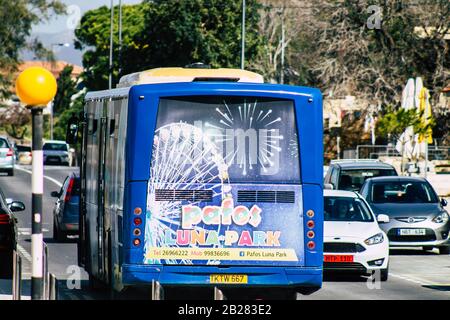 Paphos Chypre le 29 février 2020 vue d'un bus public traditionnel roulant dans les rues de Paphos dans l'après-midi Banque D'Images